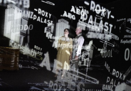 Felix's Room – Berliner Ensemble – Adam Ganz setzt seinen in der Shoa ermordeten Großeltern ein semivirtuelles Denkmal