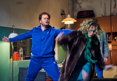 Sühne und Schuld – Ene-Liis Semper und Tiit Ojasoo zerlegen in Luzern Dostojewskis Roman in zwei gleichermaßen alptraumhafte Teile