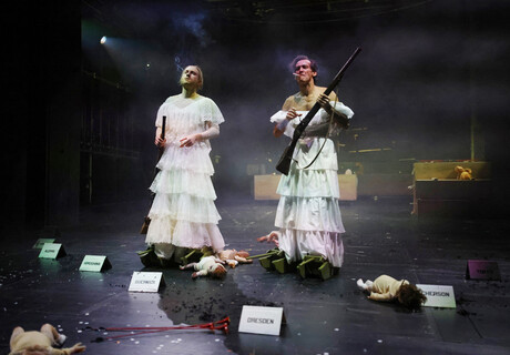 Schlachten – Maxim Gorki Theater Berlin – Oliver Frljić frustriert mit Sound-Klau und fehlender Selbstreflexion