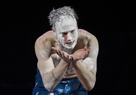 Moby Dick – Theater Basel – Antú Romero Nunes inszeniert Melvilles Klassiker als furioses Solo mit Jörg Pohl