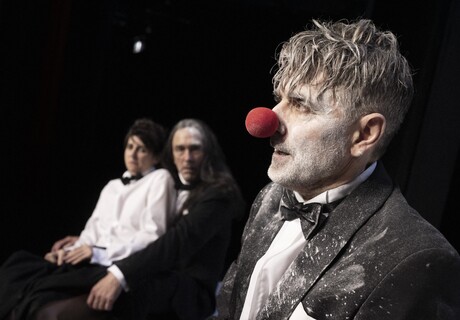 Macbeth – Schauspielhaus Bochum – Johan Simons liefert Shakespeares Mordsstück dem mörderischen Gelächter aus