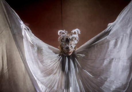 The Shape of Trouble to Come – Schauspiel Leipzig – Sandra Hüller und das FARN. collective spüren bildstark alternativen, posthumanen Lebensformen nach