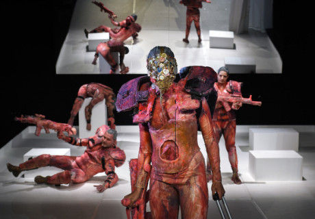 Wounds Are Forever (Selbstportrait als Nationaldichterin) – Nationaltheater Mannheim – Sivan Ben Yishai und Marie Bues zeigen eine bildmächtige Geschichte des Schmerzes