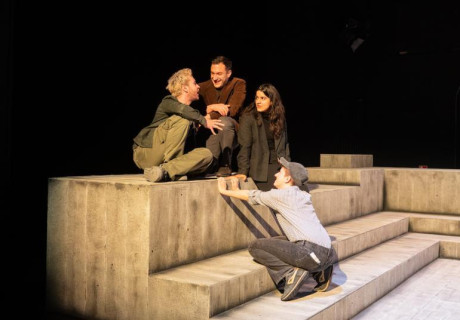 Die ersten hundert Tage – Deutsches Theater Göttingen – Ebru Tartıcı Borchers inszeniert Lars Werners Gedankenexperiment über die Machtübernahme einer rechtsextremen Partei