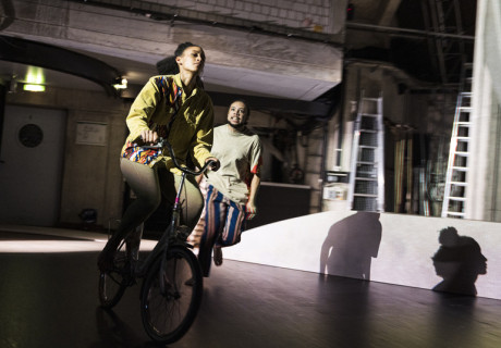 1000 Serpentinen Angst – Schauspiel Hannover – Miriam Ibrahim inszeniert Olivia Wenzels Roman beklemmend und sensibel