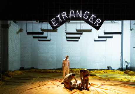 Hundert Jahre weinen oder hundert Bomben werfen – Theater Basel – Darja Stockers und Mohamedali Ltaiefs Stück über einen Baseler Fremdenlegionär von Franz-Xaver Mayr uraufgeführt