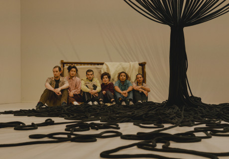 100% peruanisch-amazonisches Haar – Schauspielhaus Bochum – Manuela Infante spürt der Verflechtung von neoliberal gesteuertem Selbstwertgefühl, Haarhandel und Kolonialismus nach