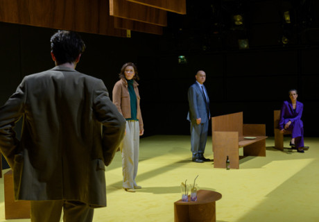 Die Wahrheiten – Schauspiel Stuttgart – Lutz Hübners und Sarah Nemitz' Stück, uraufgeführt von Sophia Bodamer, konfrontiert zwei Paare mit Machtmissbrauch