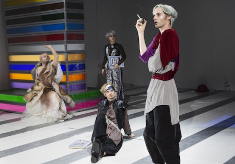 1994 - Futuro al dente – Schauspiel Frankfurt – Zeitreisen vorwärts, rückwärts und auf der Stelle führen Nele Stuhler und Jan Koslowski in ihrer Stückentwicklung vor