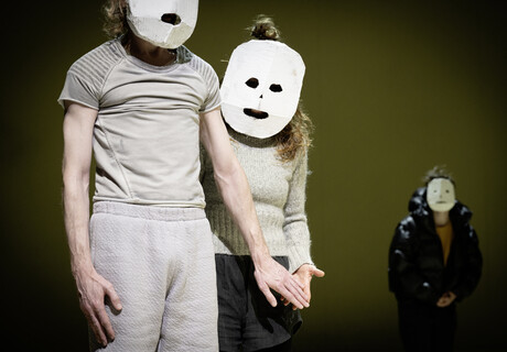 [BLANK] – Schauspielhaus Bochum – Nora Schlocker zieht Alice Birchs schaurigen Kinderszenen die Masken an 