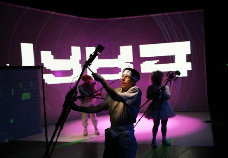 1984: Back to No Future – Schauspiel Leipzig – Gob Squad reisen in die Vergangenheit und stellen sich ihren Ängsten