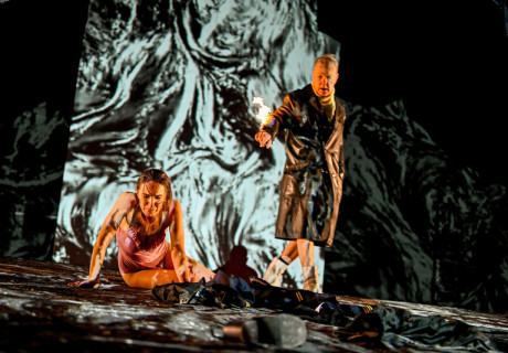 Die Bakchen – Staatsschauspiel Dresden – Lilja Rupprecht lässt in ihrer Uraufführung von Thomas Melles Antiken-Überschreibung vieles liegen