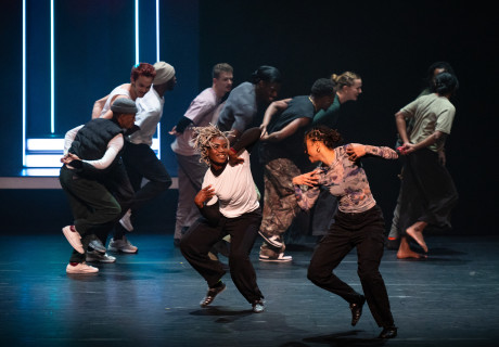 DUB – Tanz im August – Amala Dianor mixt urbane Tanzstile unterschiedlichster Erdteile zu einer Hochenergie-Performance