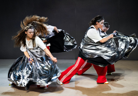 2x241 Titel doppelt so gut wie Martin Kippenberger – Theater Heidelberg – FX Mayr dreht die hysterische Ironie des Stückemarkt-Siegertextes 2024 des Kollektivs Frankfurter Hauptschule auf Anschlag