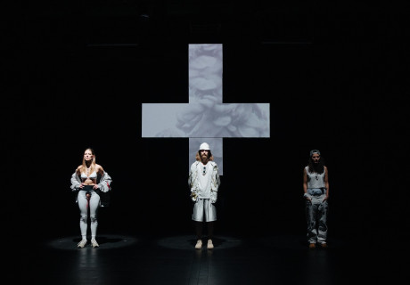 2x241 Titel doppelt so gut wie Martin Kippenberger – Münchner Kammerspiele – Das Kollektiv Frankfurter Hauptschule inszeniert höchstpersöhnlich ihr Kunst-Befreiungs-Theaterstück