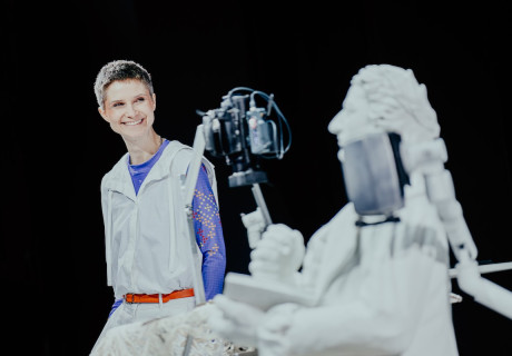 Futur4 – Staatstheater Wiesbaden – Rimini Protokoll erinnern an Siebenbürgen und initiieren einen Dialog mit einem denkwütigen Chat-Bot bei den Internationale Maifestspielen