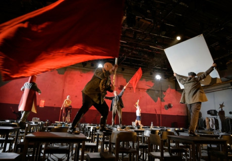 Metropol – Schauspiel Köln – Armin Petras inszeniert Eugen Ruge Roman aus der Zeit der Moskauer Schauprozesse in großen Szenenbildern  