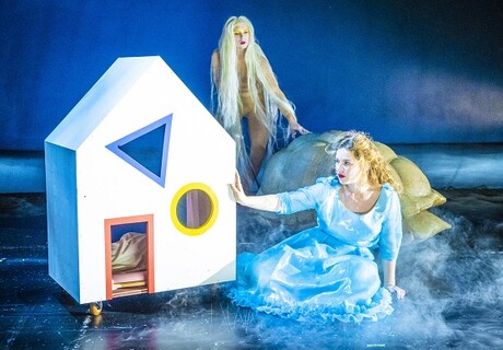 Alice – Düsseldorfer Schauspielhaus – André Kaczmarczyk inszeniert scheinhaft schönes Musiktheater nach Lewis Carroll