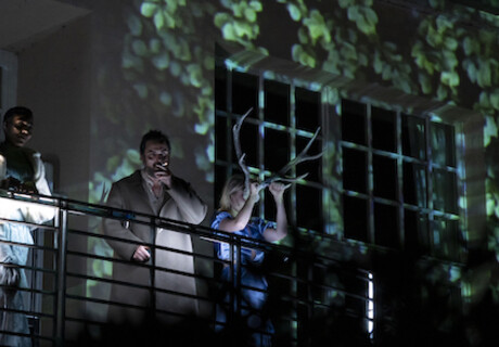 Onkel Wanja. Into the trees – Theater an der Ruhr – Philipp Preuss mit einem Open-Air-Tschechow mit Special Effects 