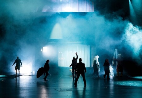 Faust – Volkstheater Wien – Kay Voges inszeniert den stark gestrafften Goethe-Klassiker als elektrisierendes Wumms-Theater 