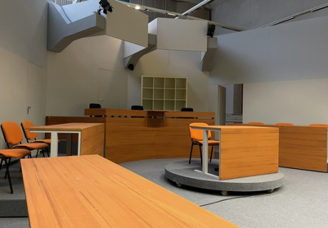 438 Tage NSU-Prozess – Kunstfest Weimar – Nuran David Çalış' Gerichtsprozess-Reenactment eröffnet das Weimarer Festival