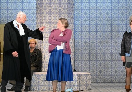 Der zerbrochne Krug – Theater Baden-Baden – Nicola May zeigt in Heinrich von Kleists Lustspiel pralle Komödienkunst von beklemmender Aktualität