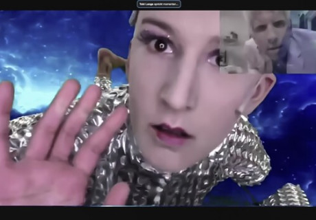 Der Sandmann – Stadttheater Ingolstadt – Alexander Nerlich holt E.T.A. Hoffmanns romantische Schauergeschichte in seiner Zoom-Inszenierung in die digitale Gegenwart