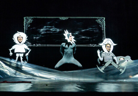 Neverland – Thalia Theater Hamburg – Antú Romero Nunes und ein internationales Ensemble triumphieren mit einem dunklen wie bildmächtigen Versuch über Peter Pan