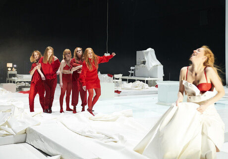 Die Troerinnen – Schauspiel Köln – Lucia Bihler verlegt den Untergang Trojas in eine überästhetisierte Installation