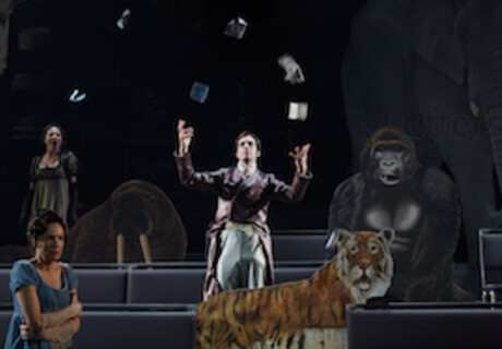 Der Preis des Menschen – Residenztheater München – Miloš Lolic inszeniert die Uraufführung von Thiemo Strutzenbergers Stück mit Schauspieler*innen und Pappfiguren 