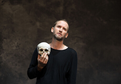 Hamlet – Staatsschauspiel Hannover – Lisa Nielebock inszeniert eine Versuchsanordnung der Sinnsuche