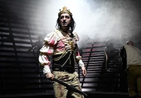 Richard III. – Volkstheater Rostock – Angelika Zacek trumpisiert Shakespeare an der Sprossenwand