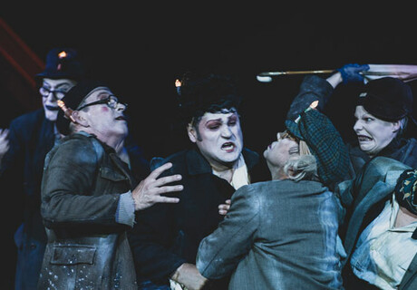 Clowns unter Tage – Für die Ruhrfestspiele Recklinghausen verwandelt Roberto Ciulli sein Ensemble des Mülheimer Theaters an der Ruhr in komisch-melancholische Kumpels