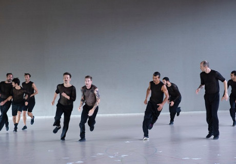 Die sechs Brandenburgischen Konzerte – Mitreißende Momente und L'art pour L'art zu Bachs Konzertzyklus choreographiert Anne Teresa De Keersmaeker an der Volksbühne Berlin