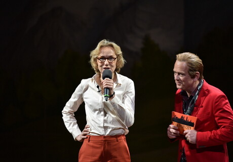 Eine Volksfeindin – Landestheater Salzburg – In Amélie Niermeyers Ibsen-Adaption kämpft nun „Frau Doktor Stockmann“ um sauberes Badewasser