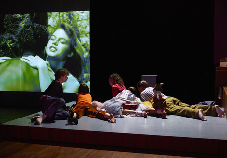 Ein Leben – Bühnen Bern – Stina Werenfels bringt vier Werke der Nobelpreisträgerin Annie Ernaux mit eindrucksvollen Schauspieler:innen auf die Bühne
