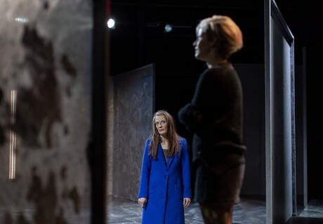 Am Ende Licht – Theater Freiburg – Peter Carp inszeniert Simon Stephens' Familiengeschichte düster