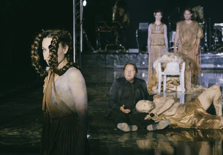 Die Bakchen – Theater an der Ruhr Mülheim – Philipp Preuss eröffnet die Saison mit einer Open-Air-Inszenierung der antiken Tragödie 