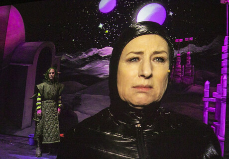 Queen Lear – Maxim Gorki Theater Berlin – Corinna Harfouch wird in dieser Fassung der shakespeareschen Tragödie zur Königin im kosmischen Zeichensalat 