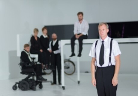 Das weiße Band – Christoph Frick adaptiert Michael Hanekes Film zum Saisonauftakt am Staatstheater Darmstadt