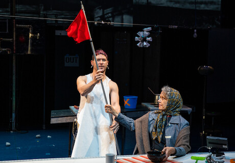 The Mother. A learning play – Wiener Festwochen – Die Wooster Group präsentiert ihre Brecht-Inszenierung