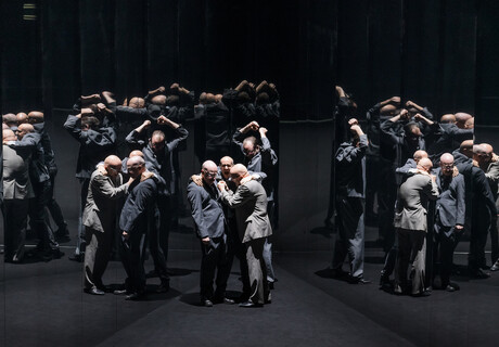 1984 – Berliner Ensemble – Luk Perceval inszeniert George Orwells Roman als grau-beiges Sprechkonzert