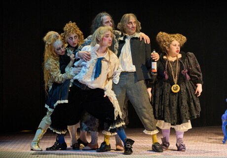 Molière – der eingebildete Tote – Theater Basel – Mit einem Ensemble auf komödiantischen Hochtouren bringt Antú Romero Nunes die Molière-Überschreibung von Nona Fernández zur Uraufführung