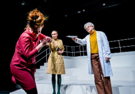 Frauensache – Staatstheater Karlsruhe – Alexandra Liedtke bringt Lutz Hübners und Sarah Nemitz' Stück über Abtreibungsfragen und Rechtsruck zur Uraufführung