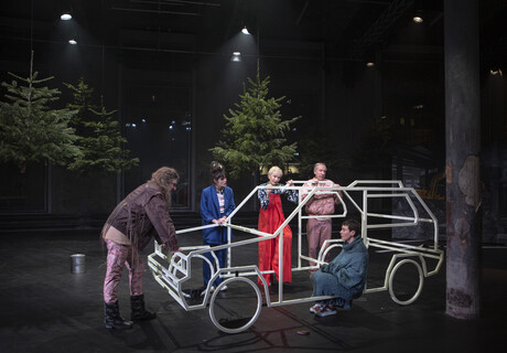 Die Entfremdeten – Theater St. Gallen – Alexander Stutz erzählt das Märchen von Hänsel und Gretel neu