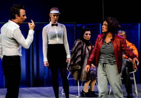 Das Abendland – Theater Vorpommern – Dirk Löschner inszeniert die deutsche Erstaufführung des preisgekrönten Europa-und-die-Geflüchteten-Dramas der Dänin Julie Maj Jakobsen