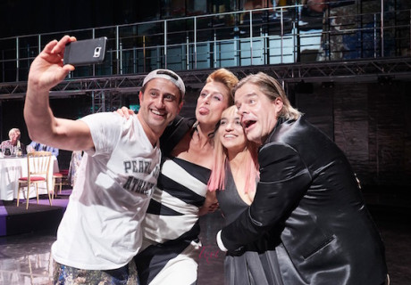 Abiball – Robert Lehniger bringt in Düsseldorf das neue Stück von Lutz Hübner und Sarah Nemitz zur Uraufführung