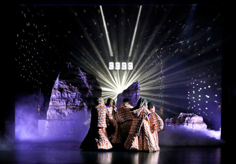 Adas Raum – Theater Dortmund – Sharon Dodua Otoos gefeierter Romanstoff bildmächtig von Miriam Ibrahim fürs Theater adaptiert