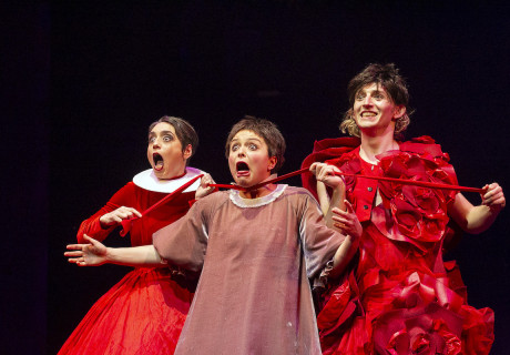 Alice im Wunderland – Maxim Gorki Theater, Berlin – Oliver Frljić setzt Lewis Carrolls Klassiker gewaltig daneben