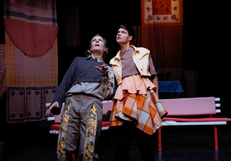 Alle unsere Gestern – Ballhaus Ost Berlin – Holle Münster bringt Natalia Ginzburgs Roman als selbstbewusstes Retro-Erzähltheater auf die Bühne 